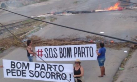 Moradores de bairro de Maceió protestam contra afundamento.