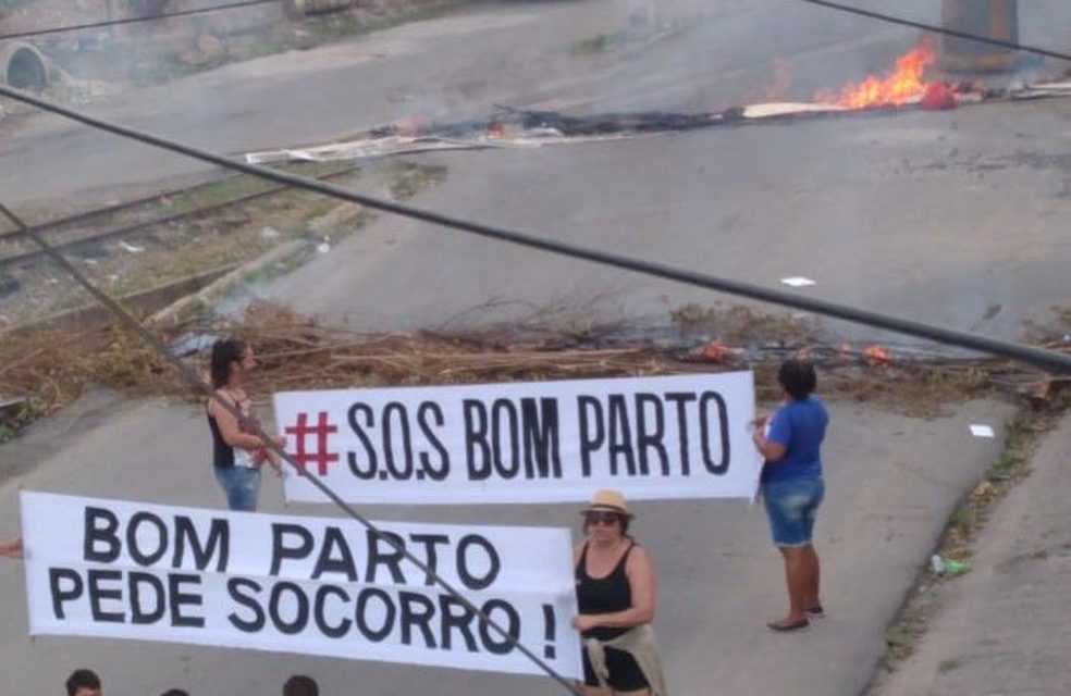 Moradores de bairro de Maceió protestam contra afundamento.