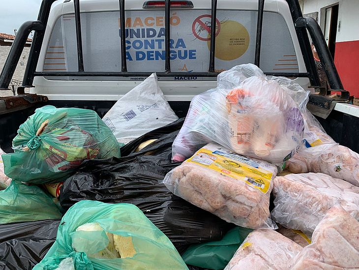 Mais de mil quilos de alimentos perecíveis são apreendidos em Maceió.