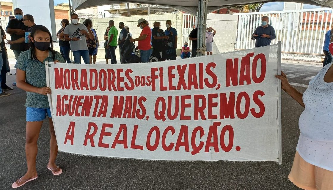 Em forma de protesto, moradores fecham sede da Braskem em Maceió