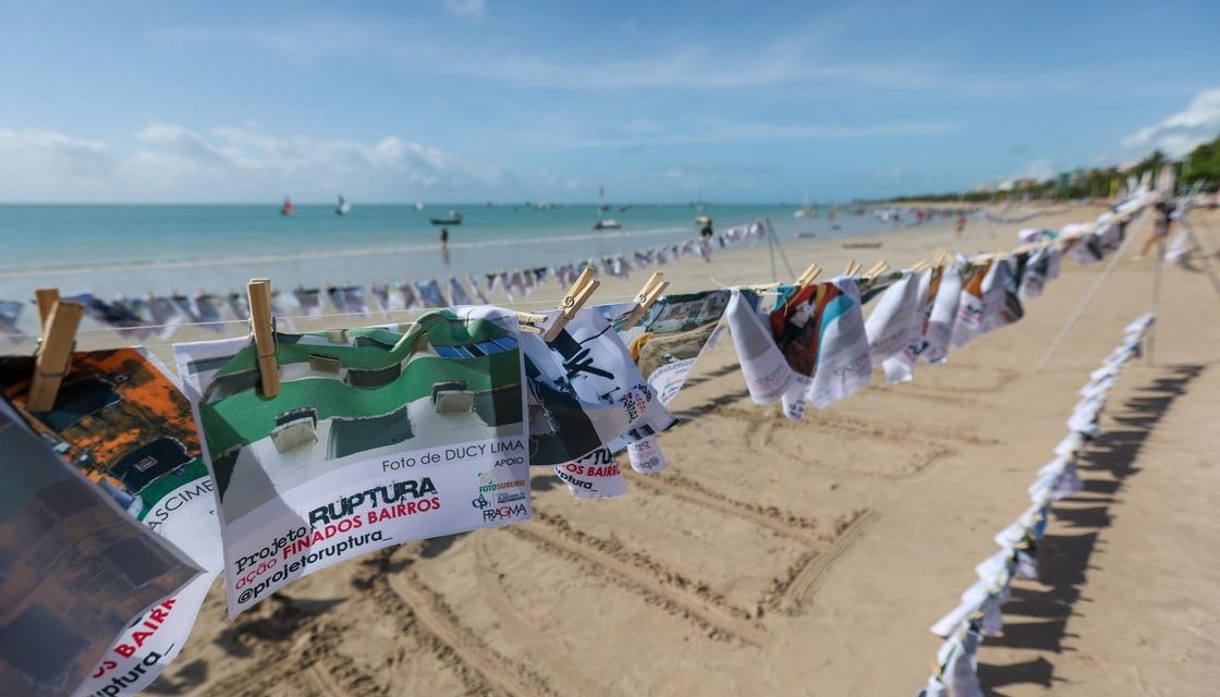 Moradores de bairros afetados com afundamento expõe situação com fotografias na orla de Maceió.