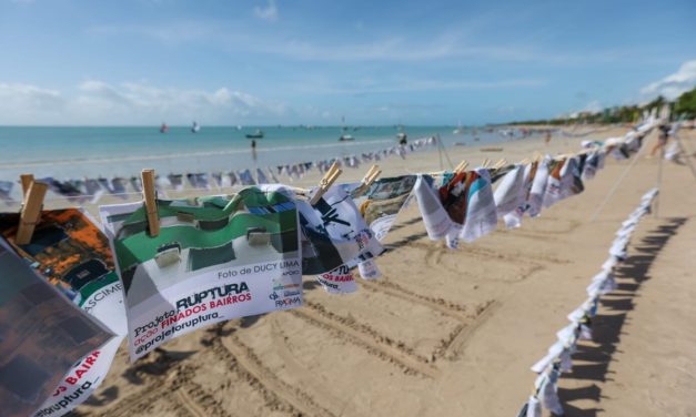 Moradores de bairros afetados com afundamento expõe situação com fotografias na orla de Maceió.