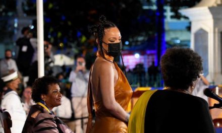 Rihanna é declarada heroína de Barbados