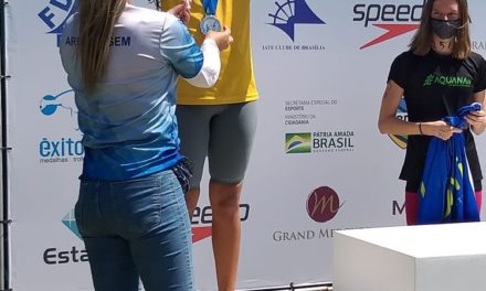 Atleta da FAEAL busca patrocínio para participar de campeonatos de natação.