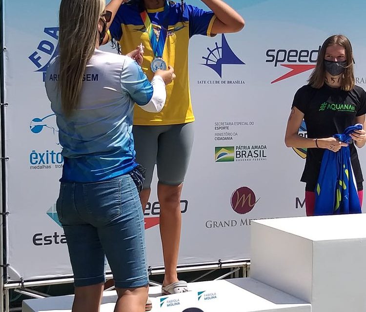 Atleta da FAEAL busca patrocínio para participar de campeonatos de natação.