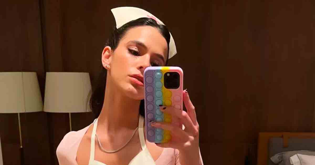 Atriz Bruna Marquezine é criticada ao usar fantasia de enfermeira no Halloween. Entenda o caso.