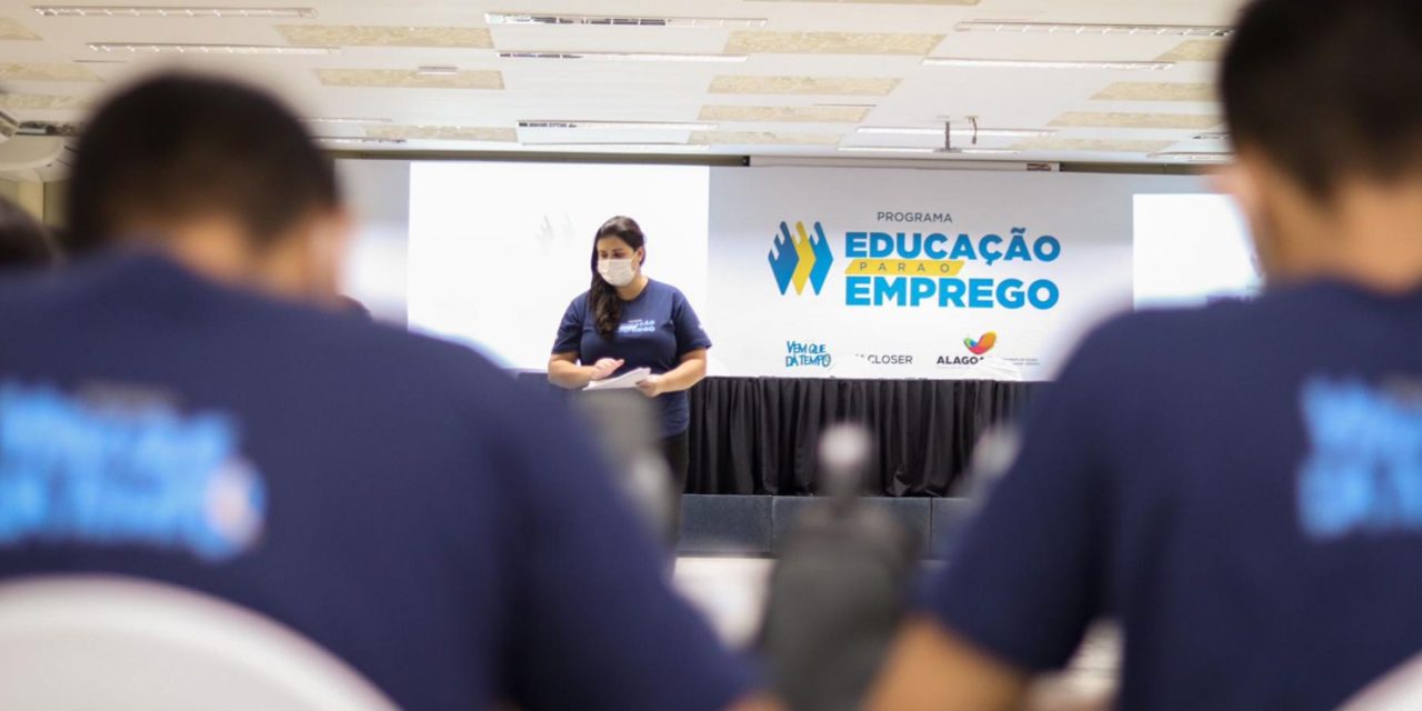 45 gestores do âmbito educacional são capacitados para atuar no programa Educação Para O Emprego