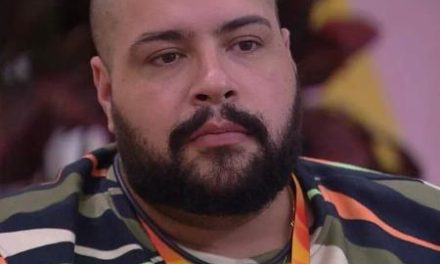 Tiago Abravanel aperta botão vermelho e desiste do BBB22