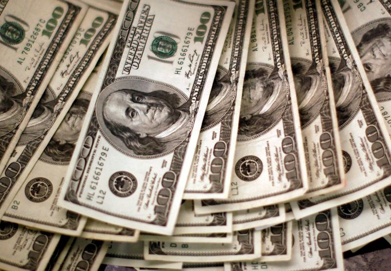 Entenda a queda do Dólar provocada pela alta do petróleo