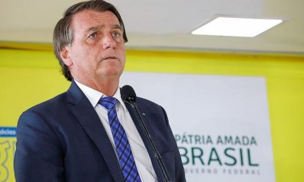 Presidente Jair Bolsonaro assina decreto para a distribuição gratuita de absorventes