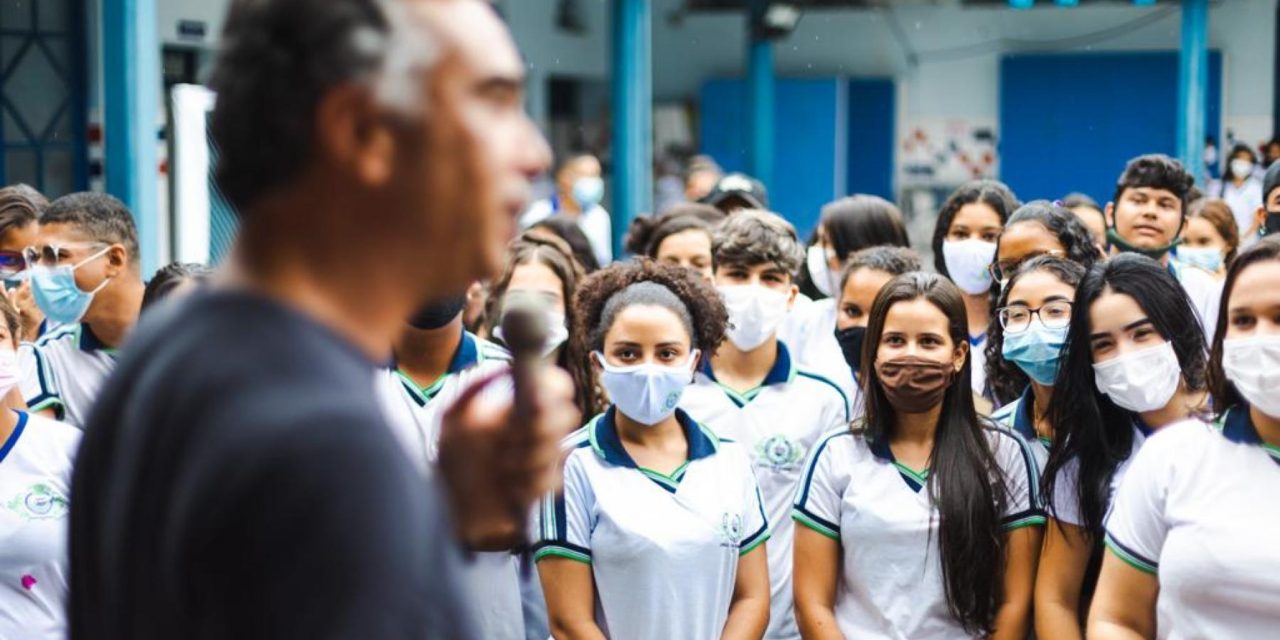 Escolas da Zona da Mata recebem gestor educacional Rafael Brito para sanar dúvidas sobre o Cartão Escola 10