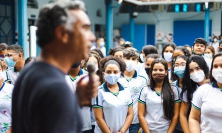 Escolas da Zona da Mata recebem gestor educacional Rafael Brito para sanar dúvidas sobre o Cartão Escola 10