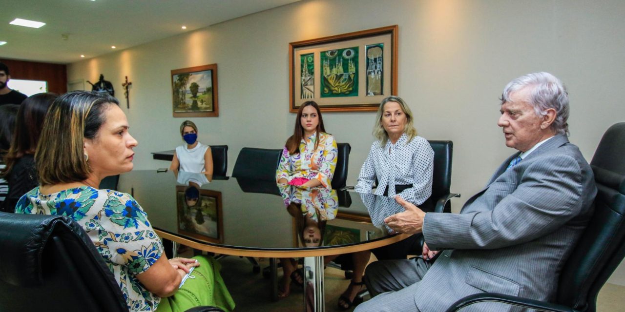 Governador de Alagoas recebe reivindicação para aperfeiçoar plantão noturno da casa da mulher alagoana