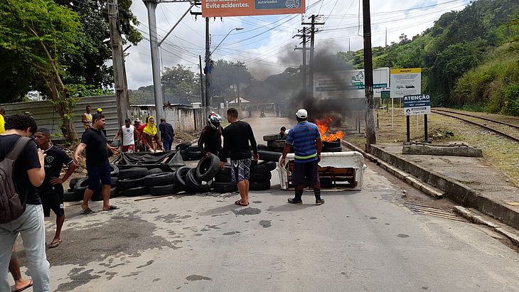 Moradores protestam e impedem entrada de caminhões da Braskem no Bom Parto