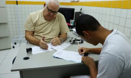 Socioeducandos realizam exame admissional para trabalhar como jovens aprendizes