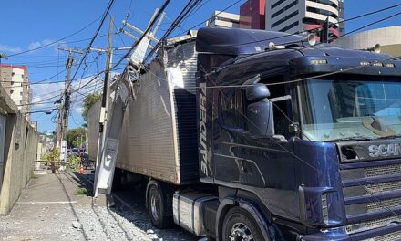 Caminhão atinge poste e moradores da Jatiúca ficam sem energia elétrica