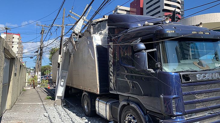 Caminhão atinge poste e moradores da Jatiúca ficam sem energia elétrica