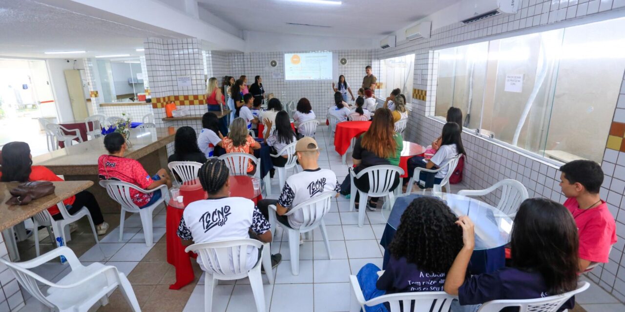 Gremistas da rede estadual participam de oficina do programa Leite do Coração