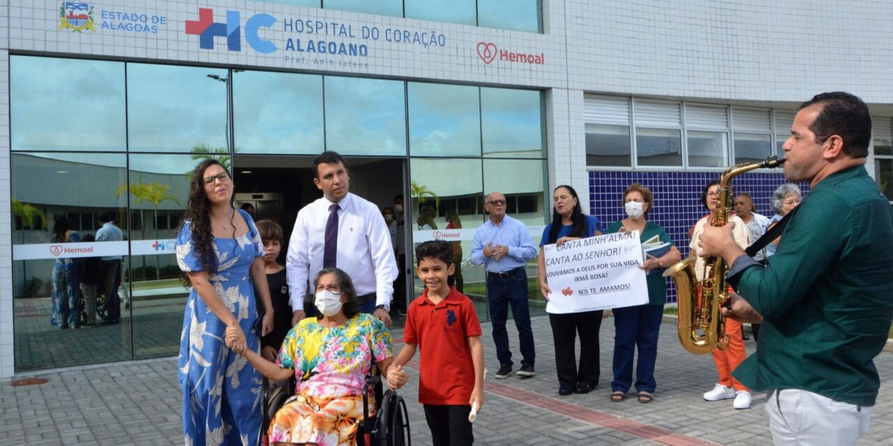 Paciente do Hospital do Coração Alagoano recebe alta e ganha homenagem de familiares e amigos