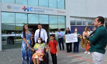 Paciente do Hospital do Coração Alagoano recebe alta e ganha homenagem de familiares e amigos