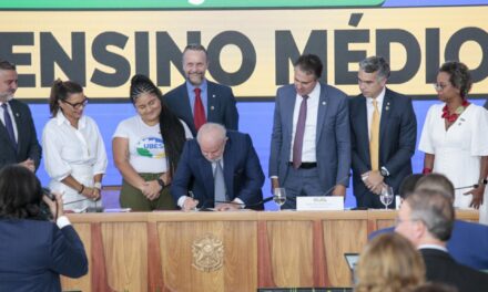 Inspirado no Cartão Escola 10 de Alagoas, Programa Pé-de-Meia é regulamentado por decreto presidencial