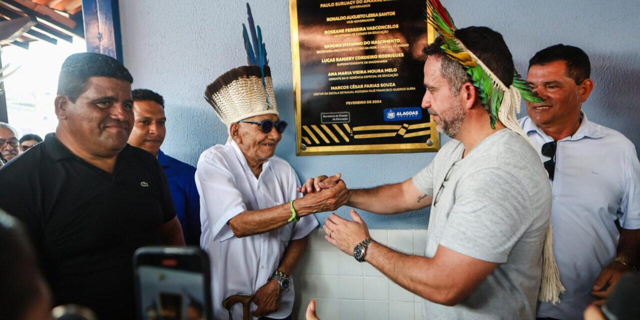 Paulo Dantas entrega escola indígena a Kariri-Xocós de Porto Real do Colégio para preservar raízes culturais