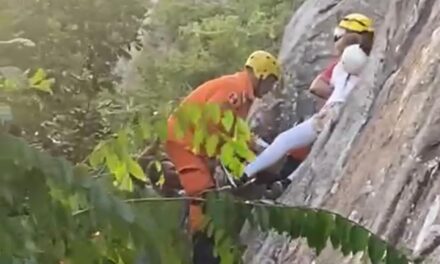 Bombeiros Militares resgatam vítima na Serra da Onça, em Mata Grande