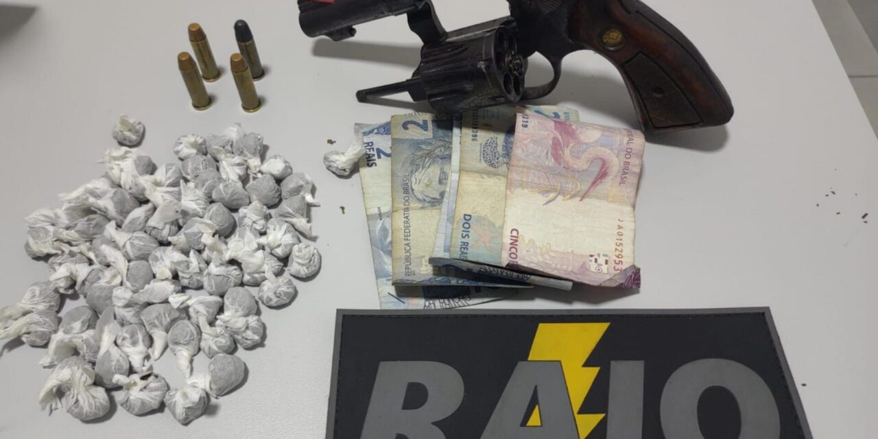 PM apreende duas armas de fogo e drogas em ações na capital