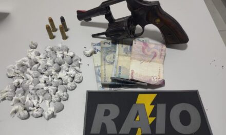 PM apreende duas armas de fogo e drogas em ações na capital