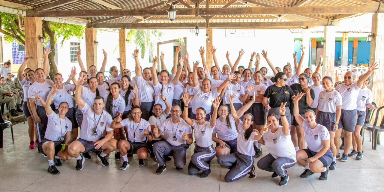 Policiais militares participam de evento festivo em comemoração ao Dia das Mães