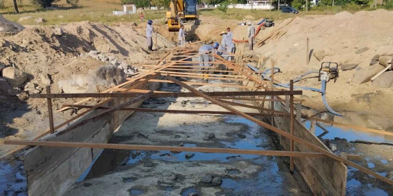 DER constrói passagem molhada no município de Poço das Trincheiras