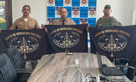 Comandante-geral recebe novo brevê do Curso de Operações Policiais