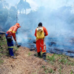 Corpo de Bombeiros combate incêndio em vegetação no mirante de Santa Terezinha