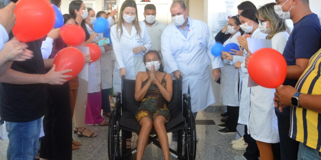 Primeira mulher transplantada de rim no Hospital do Coração Alagoano recebe alta médica