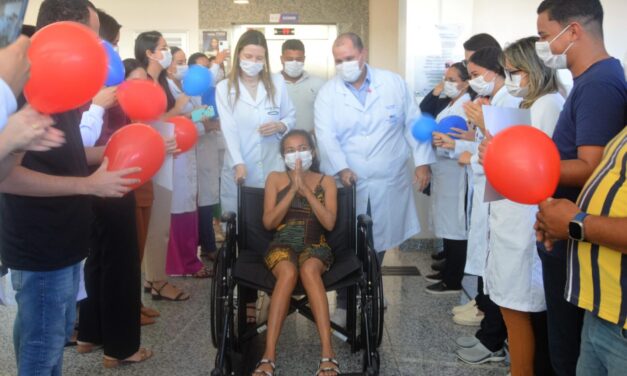 Primeira mulher transplantada de rim no Hospital do Coração Alagoano recebe alta médica